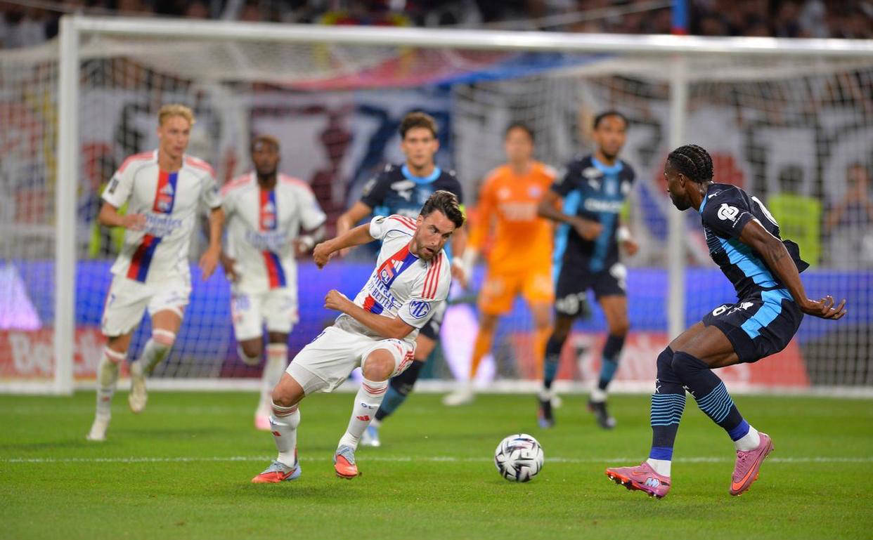 里昂训练开放日，集结日外线爆发引欢呼，法甲在即，赛季目标并未改变的简单介绍-JJB Esports